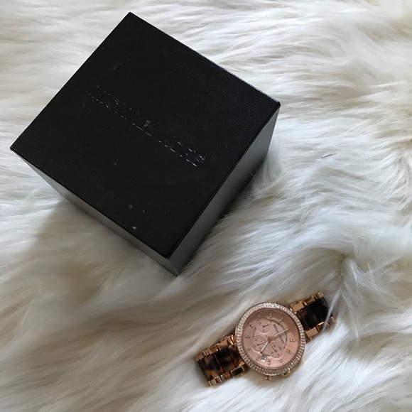 Authentic Michael Kors Rose Gold Watch - Picture 2 of 3